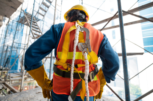 Normativas de seguridad en trabajos peligrosos: Cómo mejorar la protección en sectores de alto riesgo
